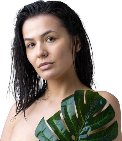 Doğal yeşil palmiye yaprağı portresi olan bir kadın. Moda, güzellik, makyaj, kozmetik.