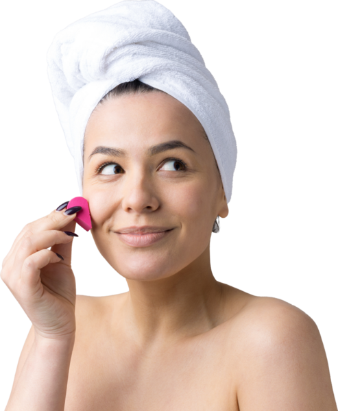 Kafasında beyaz havluyla güzel bir kadın portresi ve pembe bir kalbe bakan bir vücut için sünger. Cilt temizleme eko organik kozmetik rahatlama konsepti.