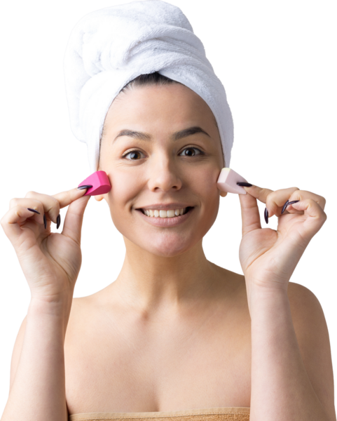 Kafasında beyaz havluyla güzel bir kadın portresi ve pembe bir kalbe bakan bir vücut için sünger. Cilt temizleme eko organik kozmetik rahatlama konsepti.