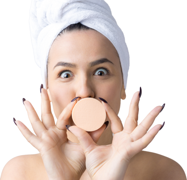 Kafasında beyaz havluyla güzel bir kadın portresi ve pembe bir kalbe bakan bir vücut için sünger. Cilt temizleme eko organik kozmetik rahatlama konsepti.