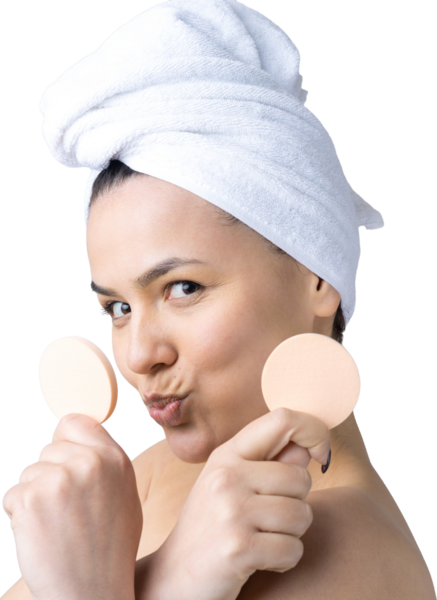 Kafasında beyaz havluyla güzel bir kadın portresi ve pembe bir kalbe bakan bir vücut için sünger. Cilt temizleme eko organik kozmetik rahatlama konsepti.