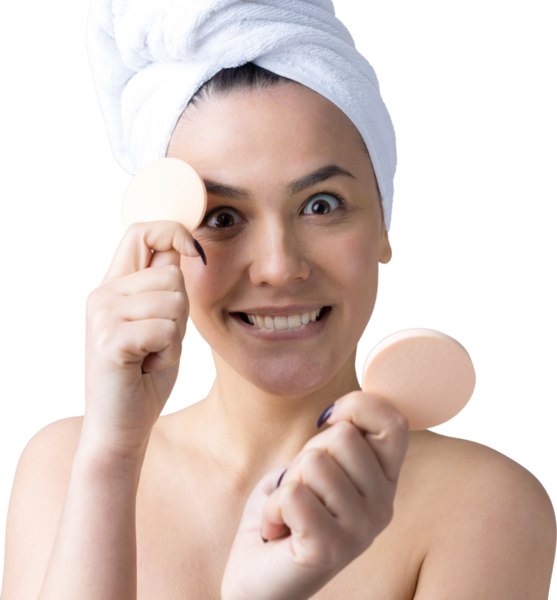 Kafasında beyaz havluyla güzel bir kadın portresi ve pembe bir kalbe bakan bir vücut için sünger. Cilt temizleme eko organik kozmetik rahatlama konsepti.