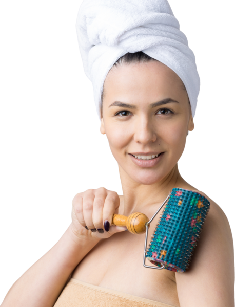 Kafasında havlu olan esmer, gri arka planda izole edilmiş yüz masajı için silindir kullanıyor.