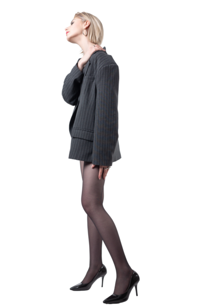 Takım elbiseli, uzun bacaklı iş kadını stüdyoda..