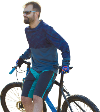 Bisikletçi şort ve jersey bir hava süspansiyon çatal ile modern karbon hardtail bisikletle