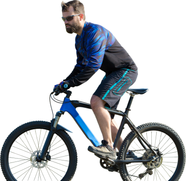 Bisikletçi şort ve jersey bir hava süspansiyon çatal ile modern karbon hardtail bisikletle