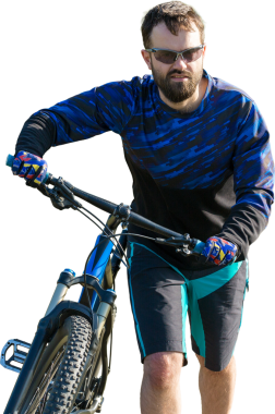 Bisikletçi şort ve jersey bir hava süspansiyon çatal ile modern karbon hardtail bisikletle