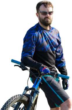 Bisikletçi şort ve jersey bir hava süspansiyon çatal ile modern karbon hardtail bisikletle