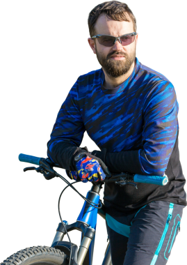 Bisikletçi şort ve jersey bir hava süspansiyon çatal ile modern karbon hardtail bisikletle