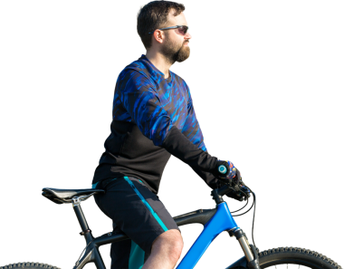 Bisikletçi şort ve jersey bir hava süspansiyon çatal ile modern karbon hardtail bisikletle