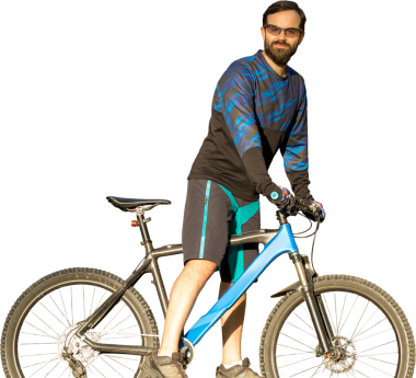 Bisikletçi şort ve jersey bir hava süspansiyon çatal ile modern karbon hardtail bisikletle