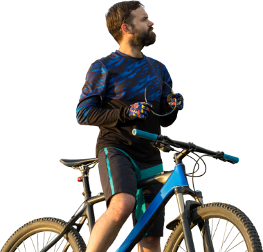 Bisikletçi şort ve jersey bir hava süspansiyon çatal ile modern karbon hardtail bisikletle