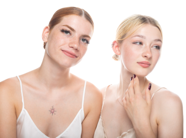 Stüdyoda beyaz arka planda poz veren genç kızlar. Kızıl saçlı ve sarışın bir kadının güzel portresi. İki kızın dostluğu ve aşkı..