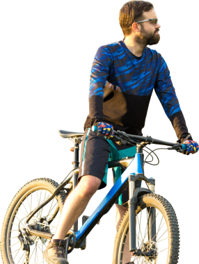 Pantolon ve yün ceketli bir bisikletçi modern karbon donanımlı bir motorsikletle off-road 'a biniyor. Adam sonbahar parkında bir bankta dinleniyor..