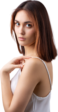 Temiz ciltli, doğal makyajlı ve gri arka planda beyaz dişli güzel bir kadın.