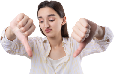 Mavi kolsuz tişörtlü genç bir esmer, olumsuz bir ifadeyle başparmak hareketi yapıyor.