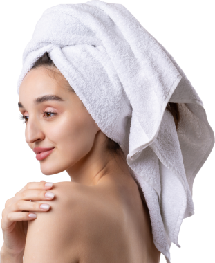 Kalın kaşlı güzel bir kız, beyaz arka planda mükemmel bir ten, kafasında havlu, güzel bir fotoğraf..