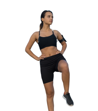 Genç çekici kadın dışarıda egzersiz yapıyor..