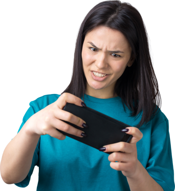 Gri arka planda cep telefonu kullanan gülümseyen genç kadının ön portresi