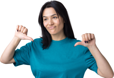 Mavi kolsuz tişörtlü genç bir esmer, olumsuz bir ifadeyle başparmak hareketi yapıyor.