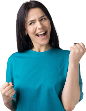 Çekici bağırışların yakın portresi. Genç yaşta yumruklarıyla gülümsüyor. Gri arka planda izole kot gömlek giyen kız arkadaşı.