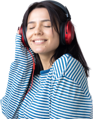 Çizgili yelek giymiş genç bir kız stüdyoda kırmızı kulaklıkla müzik dinliyor ve dans ediyor..