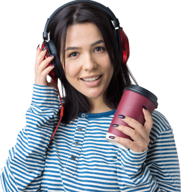 Çizgili yelek giymiş genç bir kız stüdyoda kırmızı kulaklıkla müzik dinliyor ve dans ediyor..