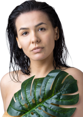 Doğal yeşil palmiye yaprağı portresi olan bir kadın. Moda, güzellik, makyaj, kozmetik.