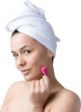 Kafasında beyaz havluyla güzel bir kadın portresi ve pembe bir kalbe bakan bir vücut için sünger. Cilt temizleme eko organik kozmetik rahatlama konsepti.