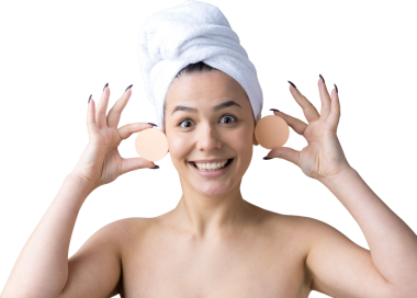 Kafasında beyaz havluyla güzel bir kadın portresi ve pembe bir kalbe bakan bir vücut için sünger. Cilt temizleme eko organik kozmetik rahatlama konsepti.