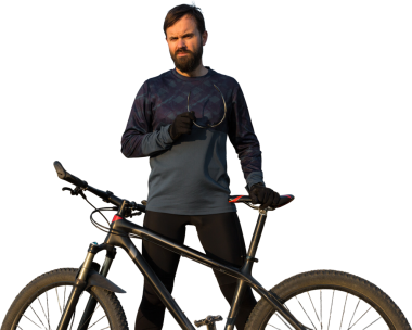 Şortlu ve formalı bisikletçi, modern karbon kuyruklu motorsikletli. Uçurumun kenarında, yeşil bahar ormanlarının arka planında duran bir hava süspansiyon çatalı var.