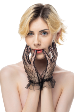 Temiz tenli, siyah eldiven giyen genç sarışın bir kız. Stüdyoda beyaz arka planda bir kadının güzel portresi..