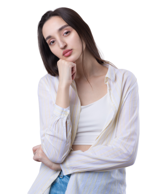 Beyaz arka planda soyutlanmış, düşünen güzel bir genç kadının portresi.