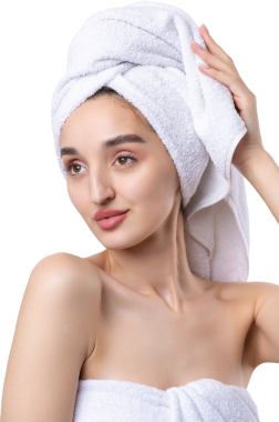 Kalın kaşlı güzel bir kız, beyaz arka planda mükemmel bir ten, kafasında havlu, güzel bir fotoğraf..