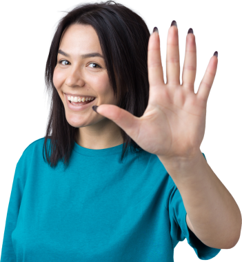 Gülümseyen kadın elini sallar gibi kaldırdı..