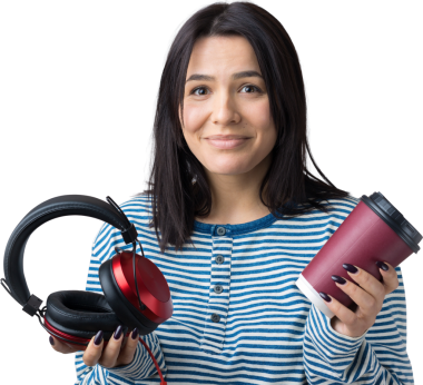 Çizgili yelek giymiş genç bir kız stüdyoda kırmızı kulaklıkla müzik dinliyor ve dans ediyor..