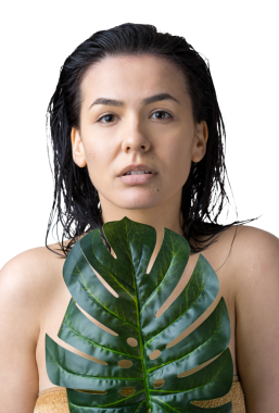 Doğal yeşil palmiye yaprağı portresi olan bir kadın. Moda, güzellik, makyaj, kozmetik.