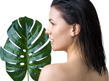 Doğal yeşil palmiye yaprağı portresi olan bir kadın. Moda, güzellik, makyaj, kozmetik.