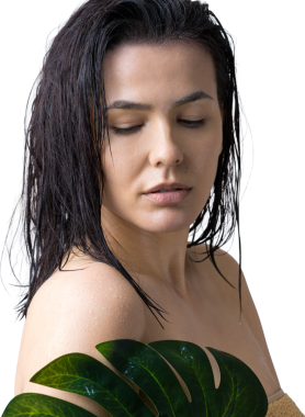 Doğal yeşil palmiye yaprağı portresi olan bir kadın. Moda, güzellik, makyaj, kozmetik.