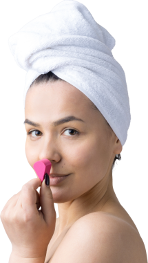 Kafasında beyaz havluyla güzel bir kadın portresi ve pembe bir kalbe bakan bir vücut için sünger. Cilt temizleme eko organik kozmetik rahatlama konsepti.