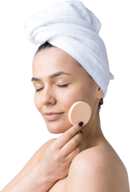 Kafasında beyaz havluyla güzel bir kadın portresi ve pembe bir kalbe bakan bir vücut için sünger. Cilt temizleme eko organik kozmetik rahatlama konsepti.