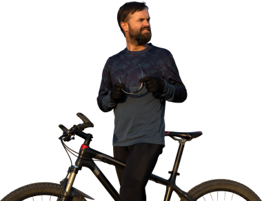 Şortlu ve formalı bisikletçi, modern karbon kuyruklu motorsikletli. Uçurumun kenarında, yeşil bahar ormanlarının arka planında duran bir hava süspansiyon çatalı var.