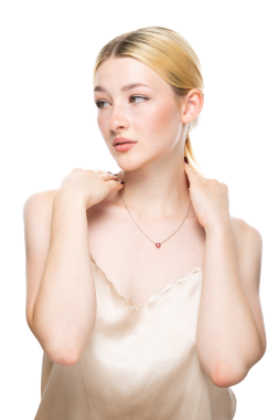 Altın kapaklı çilli genç sarışın bir kız. Stüdyoda beyaz arka planda bir kadının güzel portresi..