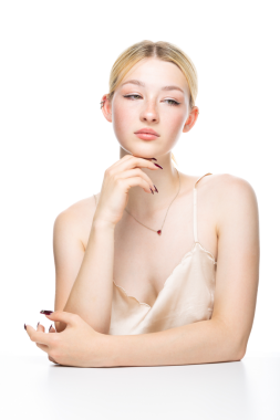 Altın kapaklı çilli genç sarışın bir kız. Stüdyoda beyaz arka planda bir kadının güzel portresi..