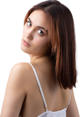 Temiz ciltli, doğal makyajlı ve gri arka planda beyaz dişli güzel bir kadın.