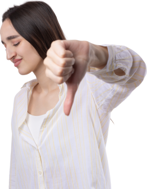 Mavi kolsuz tişörtlü genç bir esmer, olumsuz bir ifadeyle başparmak hareketi yapıyor.