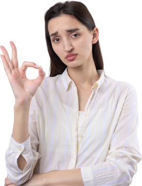 Gülümseyen kız el kol hareketi yapıyor.