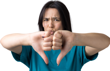 Mavi kolsuz tişörtlü genç bir esmer, olumsuz bir ifadeyle başparmak hareketi yapıyor.