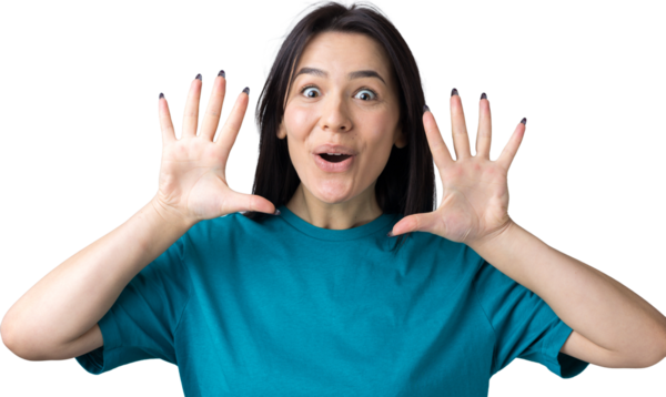 Gri arka planda duran şaşırmış yüz ifadesiyle genç ve güzel bir kadın..