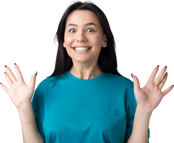 Gri arka planda duran şaşırmış yüz ifadesiyle genç ve güzel bir kadın..